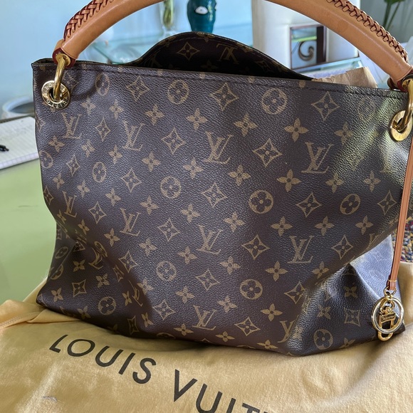 The Artsy MM embodies understated bohemian style. Louis Vuitton's - Picture 13 of 13